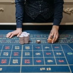 Элегантное колесо рулетки в классическом казино