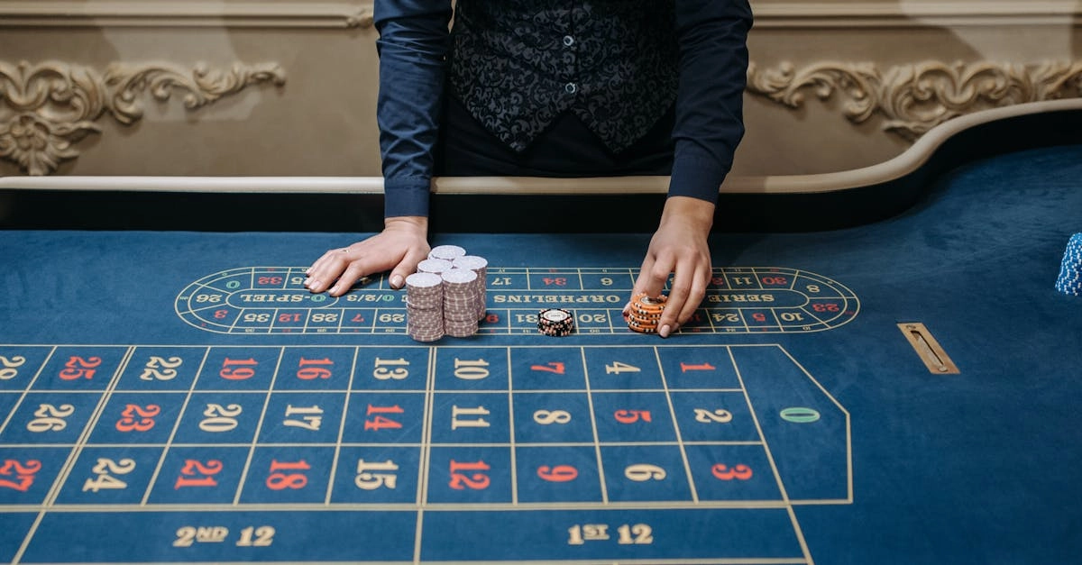 Элегантное колесо рулетки в классическом казино